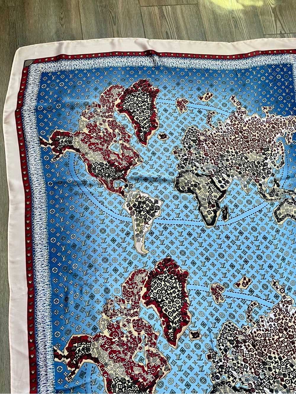 100 % silk Blue, Pink & Burgundy World Map scarf 35/70 inches - Picture 6 of 11
